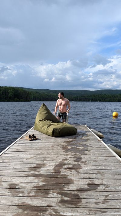 Quai de bois sur le lac Saguay avec pouf, baignade au bord de l'eau