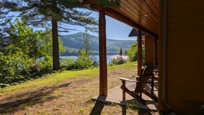 Chaises Adirondack sous la véranda face au lac
